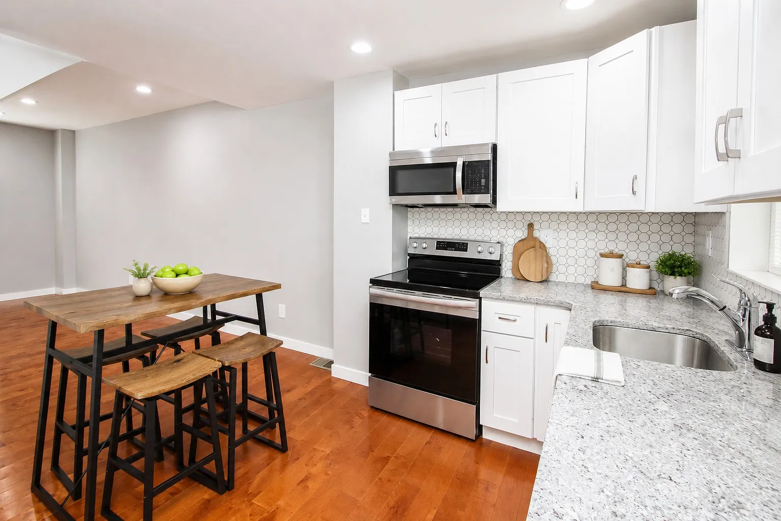 4 bed, 1206 sqft, $1,990 — Photo 2