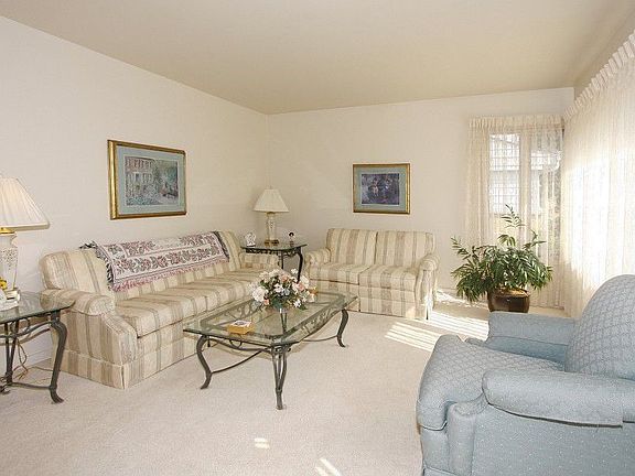 4th image of 530 Pinehurst Dr