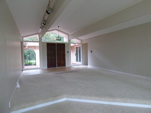 3rd image of 631 Club Cir