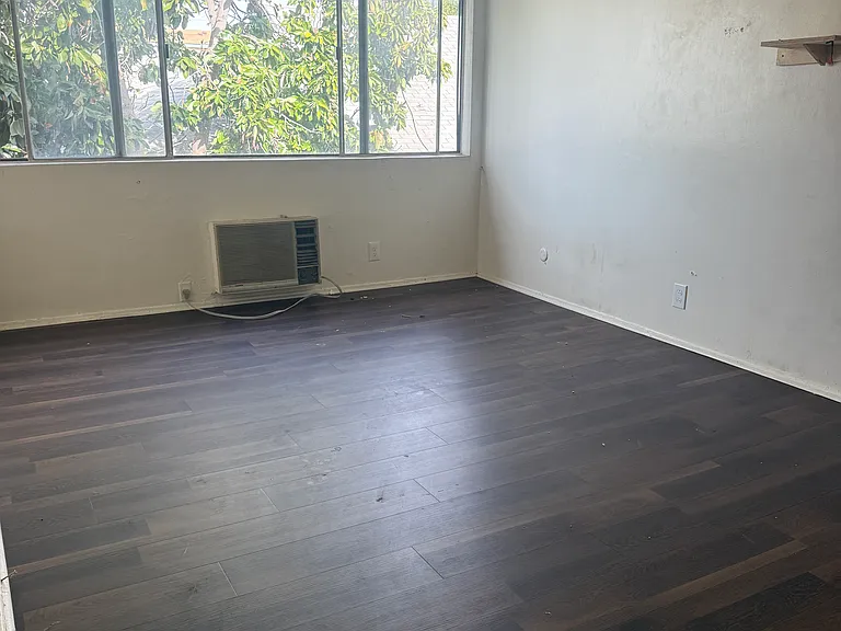 1025 N Mariposa Ave #17 — Photo 3