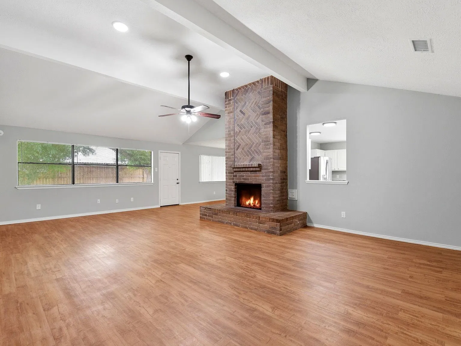 4 bed, 2.0 bath, 2034 sqft, $2,100 — Photo 4