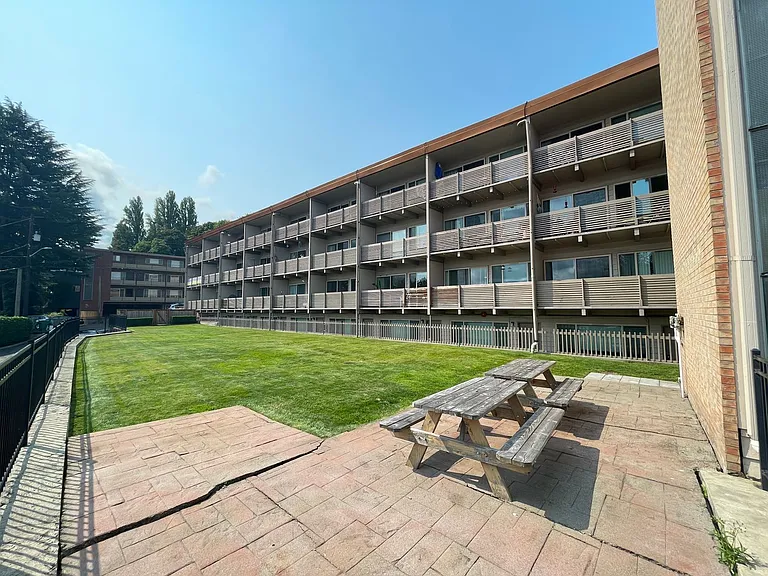 Village Vista Apartments — Photo 63