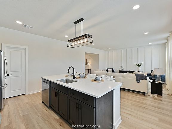 5th image of 4224 Dahlia Ct