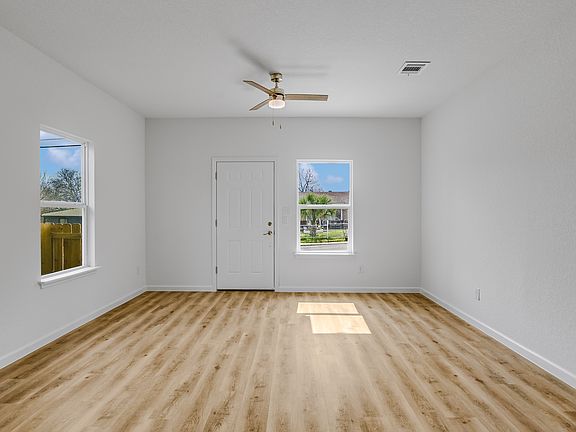 3rd image of 323 Amires Pl