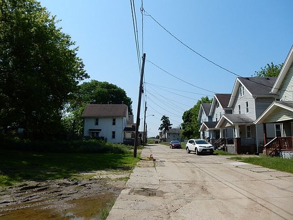 5th image of 584 Johnston Ct
