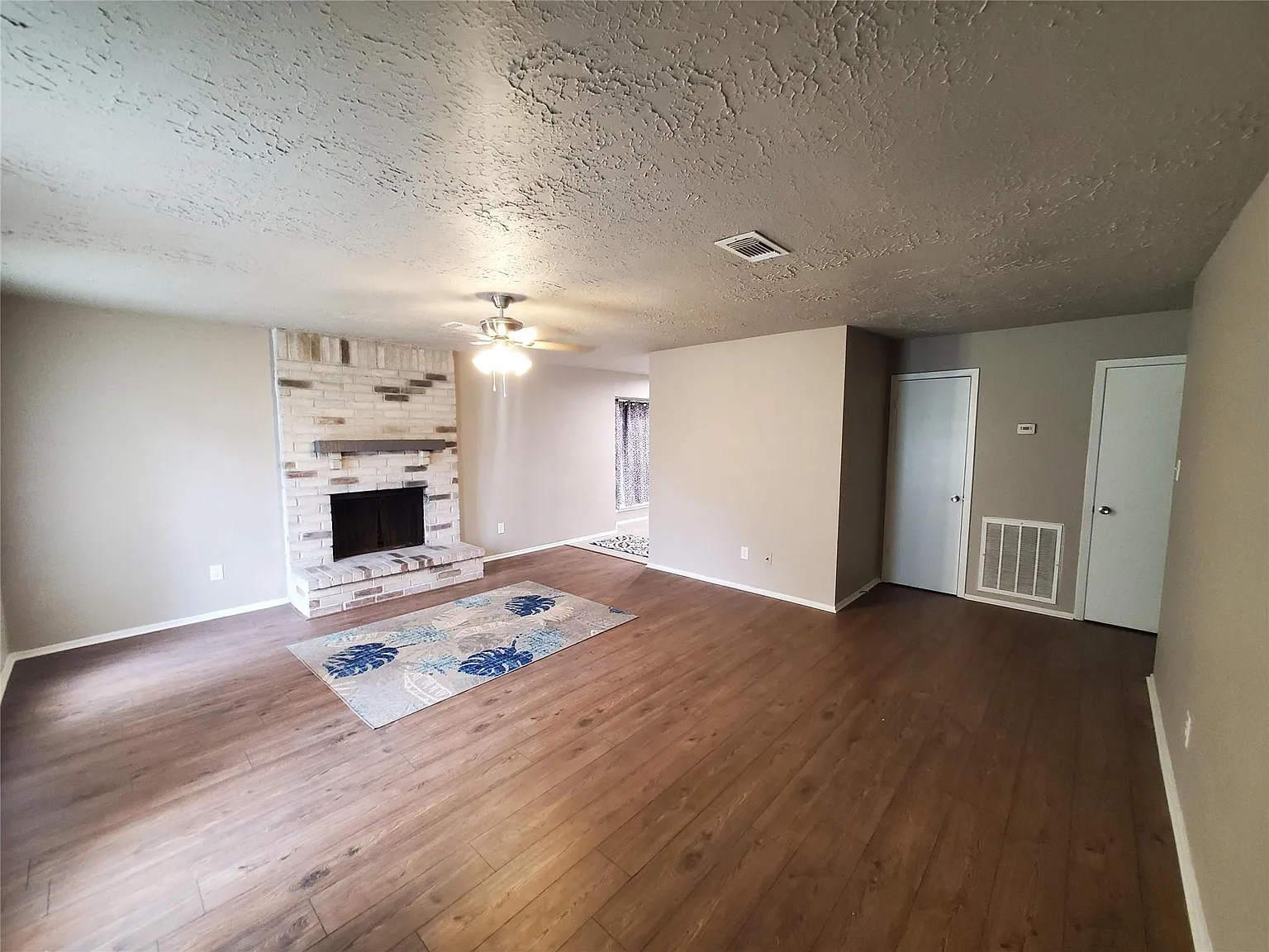 3 bed, 2.0 bath, 1360 sqft, $1,600 — Photo 3