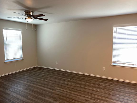 4th image of 555 Parkhill Cir