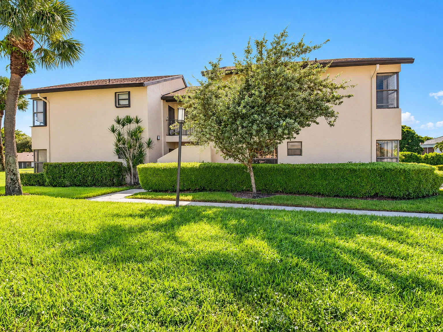 3 bed, 2.0 bath, 1098 sqft, $3,100 — Photo 2