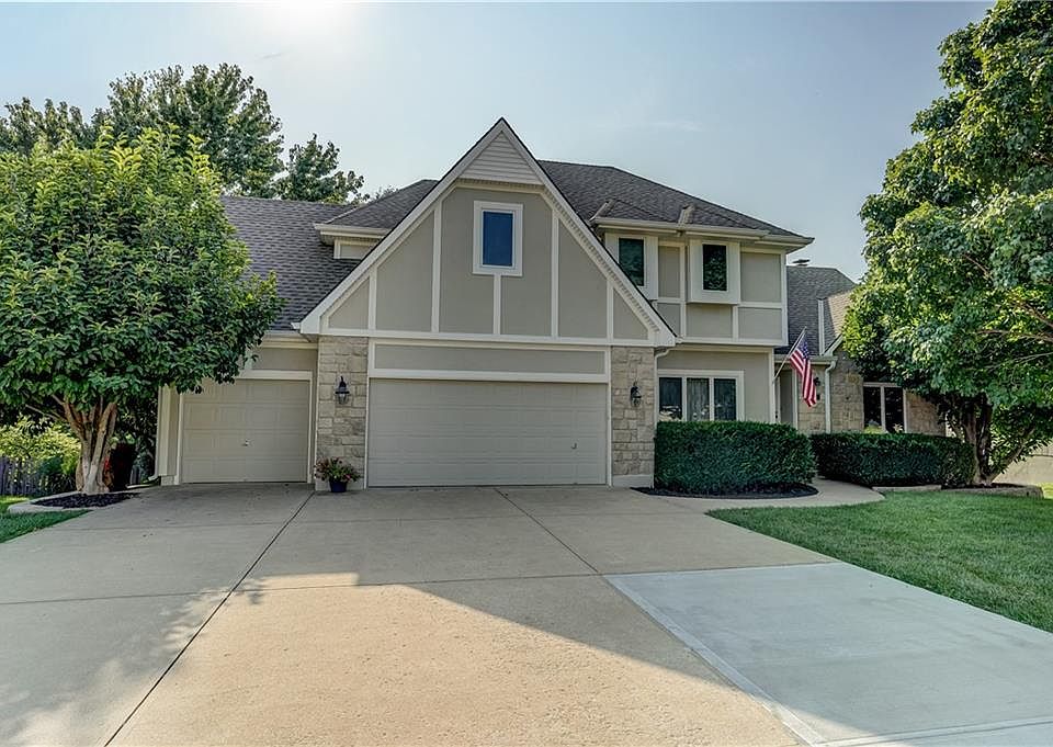 1st image of 512 SE Canterbury Ln