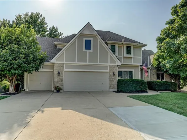 512 SE Canterbury Ln, Lees Summit, MO 64063