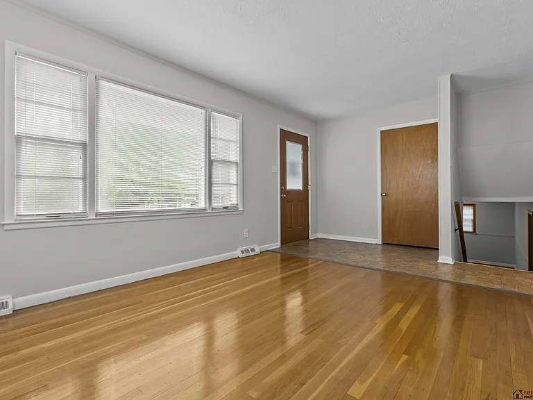 2124 Violet Rd — Photo 2