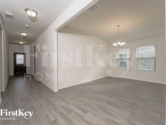 4th image of 815 Silverbell St