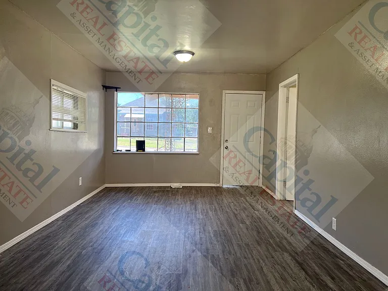 317 SE 24th St — Photo 3