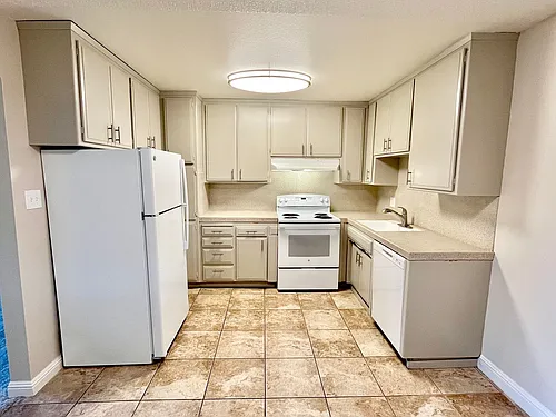 Elegante Apartments ~ Exceptionally Spacious, Unique and a Must See Community! Photo 1