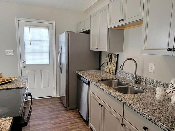4th image of 4215 Lambert Ave