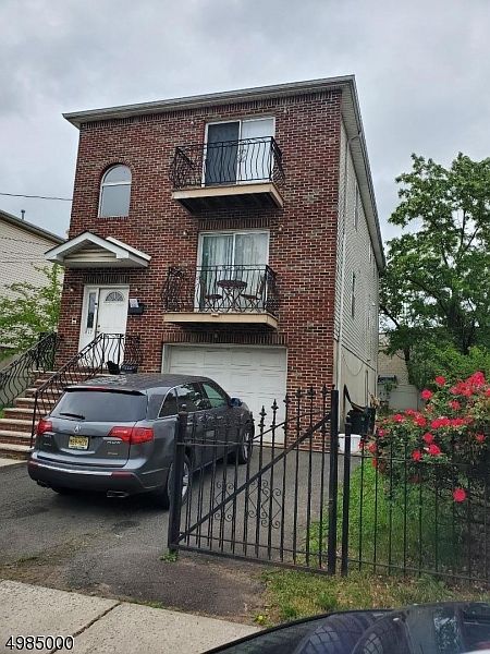 2nd image of 821 Jackson Ave