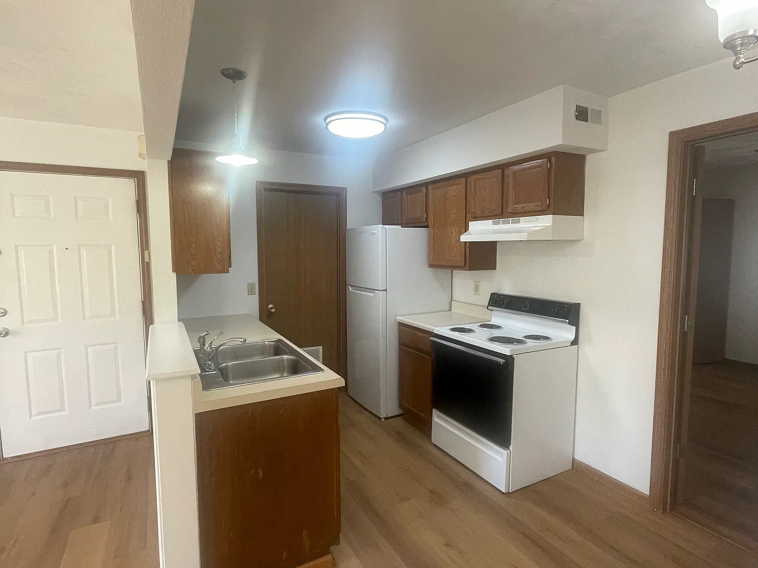 2612 Eastview Dr — Photo 2