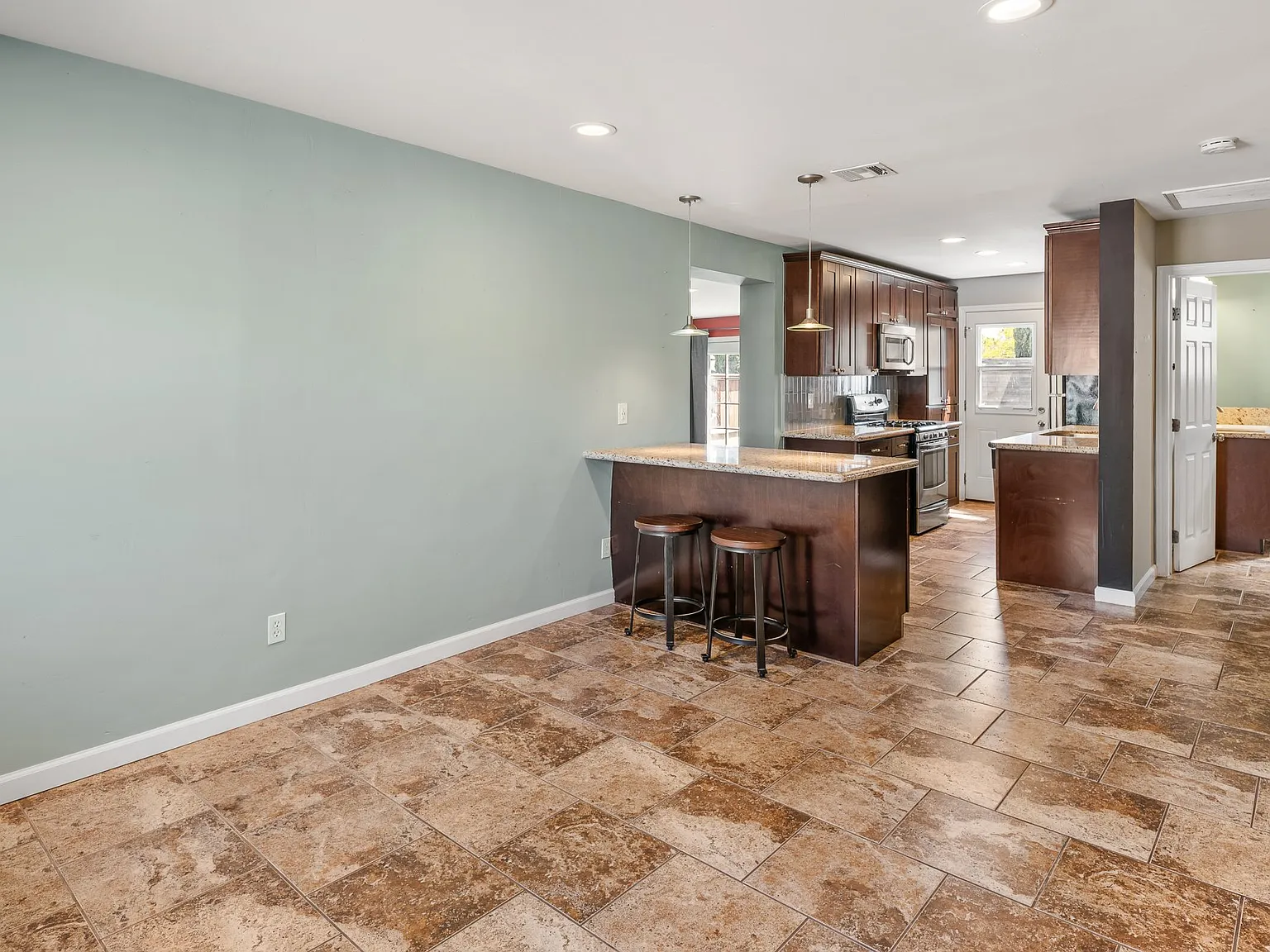 2 bed, 1400 sqft, $3,500 — Photo 4