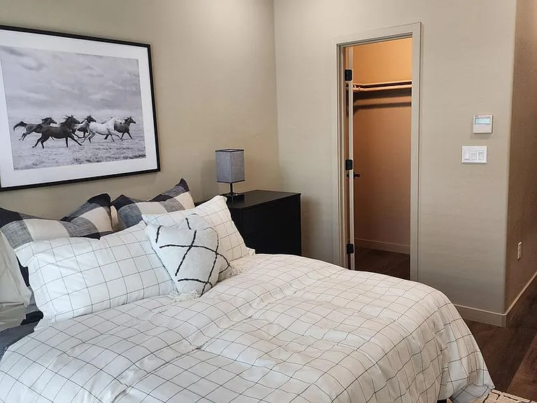 Vantage Pointe East — Photo 24
