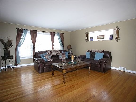 5th image of 10049 Drury Ln