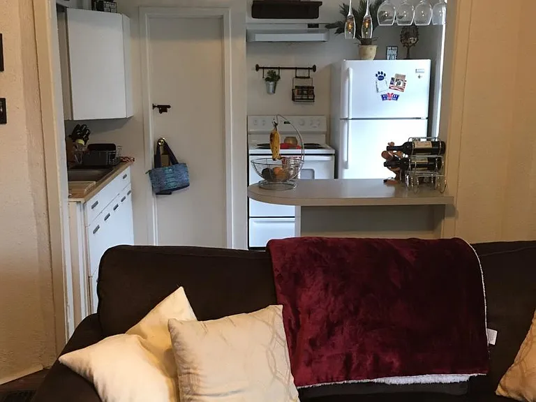 624 College St — Photo 2