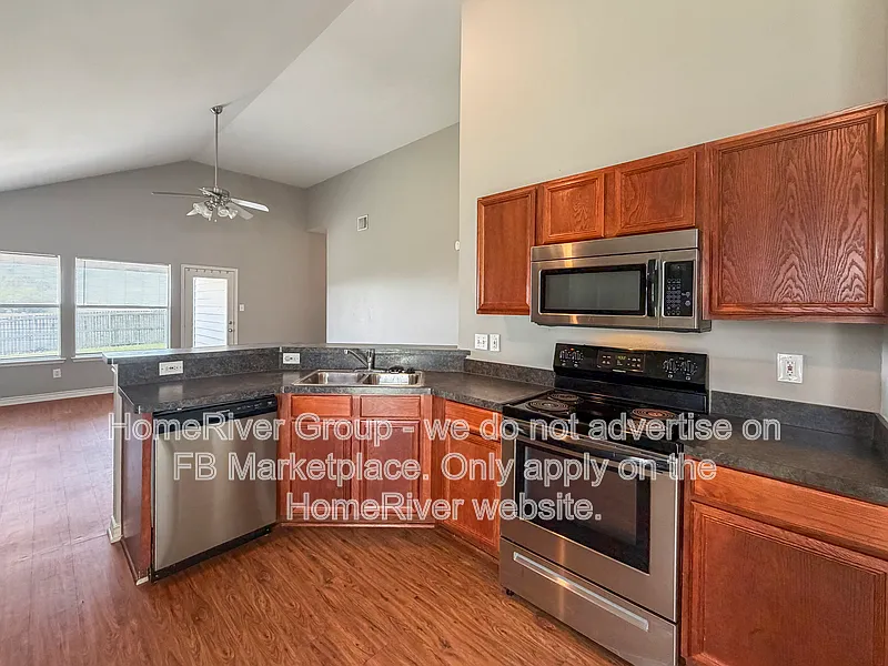 3 bed, 2.0 bath, 1626 sqft, $1,745 — Photo 3