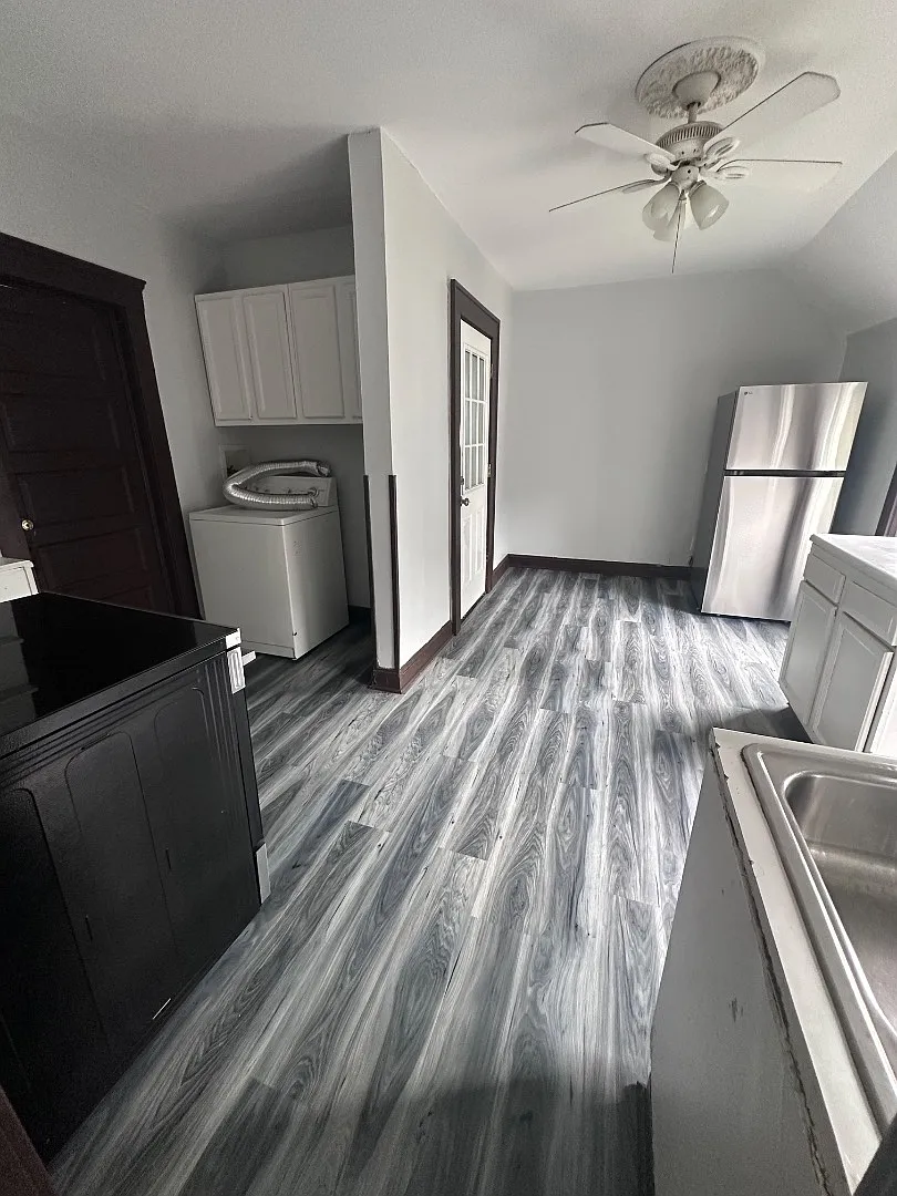 Freshly remodeled with en suite laundry! — Photo 3