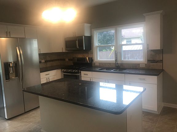5th image of 556 E Benton St