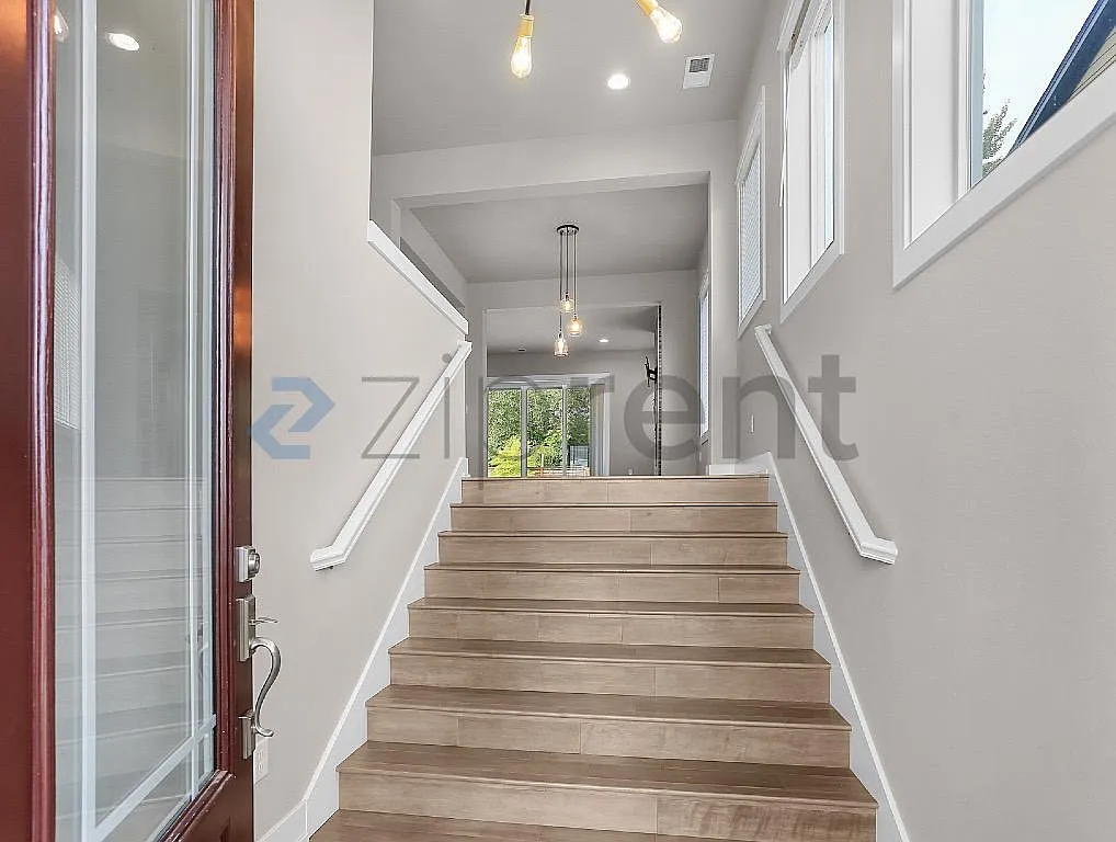5 bed, 3972 sqft, $4,200 — Photo 2
