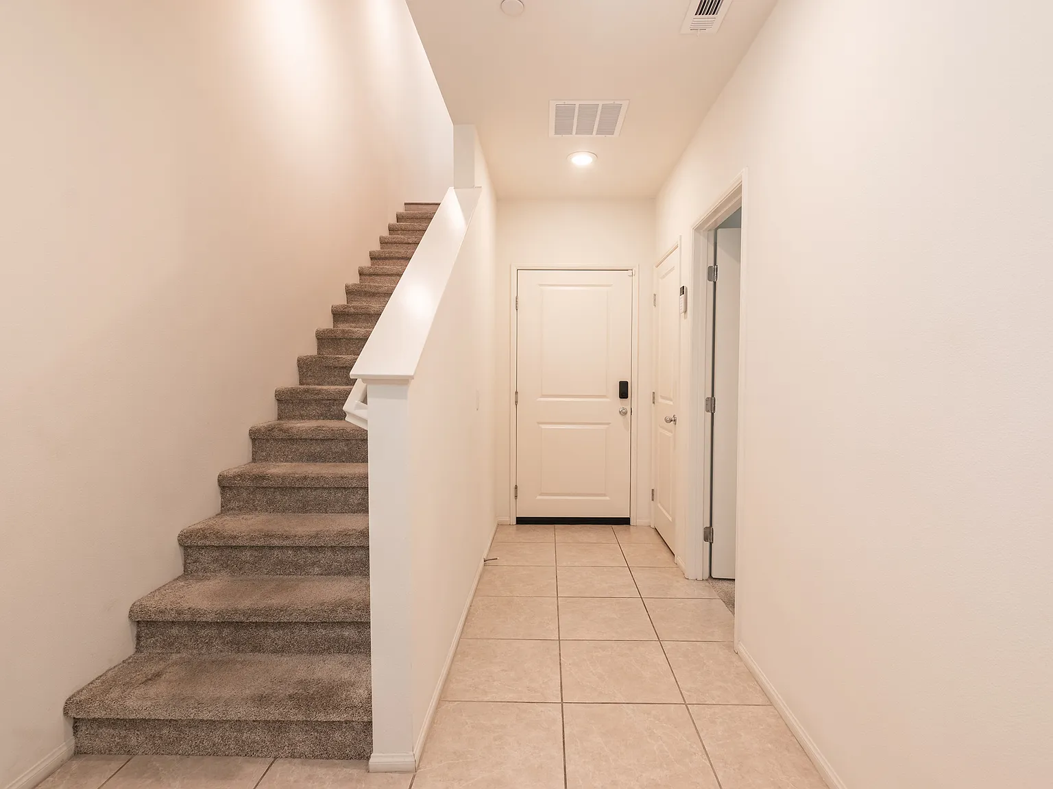 4 bed, 1880 sqft, $4,100 — Photo 2