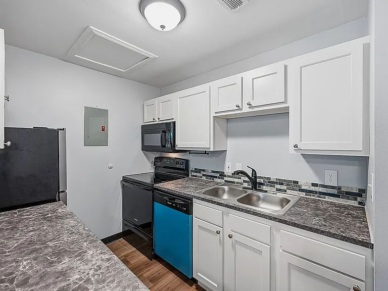 Parkway Apartments — Photo 9