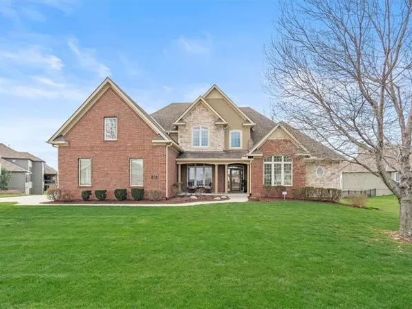 8165 NW Masters Ln, Parkville, MO 64152