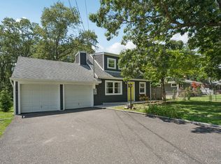 100 Panamoka Trl, Ridge, NY 11961