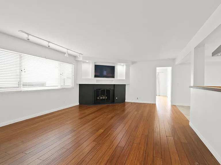 317 1/2 Heliotrope Ave — Photo 5