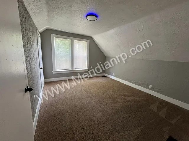 1104 Stophlet St — Photo 9