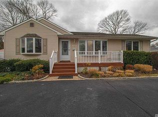 717 Oak Neck Rd, West Islip, NY 11795