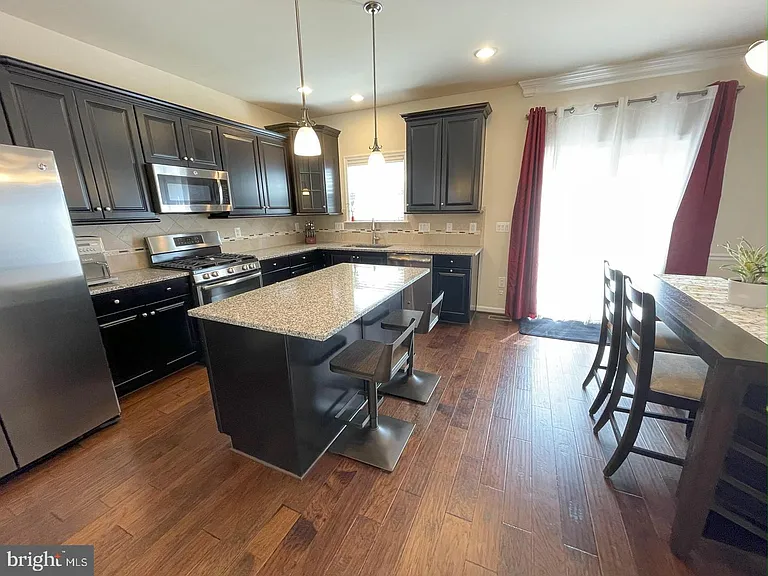 706 Bunker Ln — Photo 6