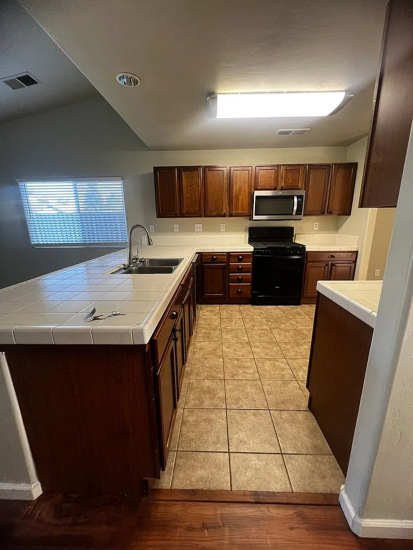 4114 S. Kent St. 3 Bedroom 2 Bathroom Sw Visalia — Photo 3