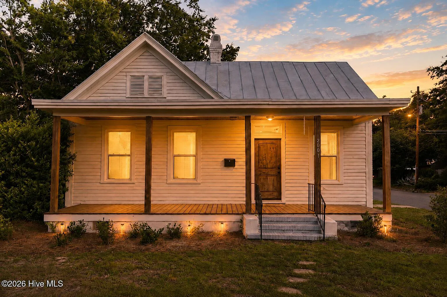 3 bed, 2.0 bath, 1624 sqft, $2,200 — Photo 1