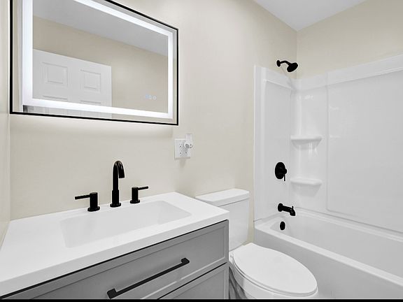5th image of 2205 S Lombard Ave