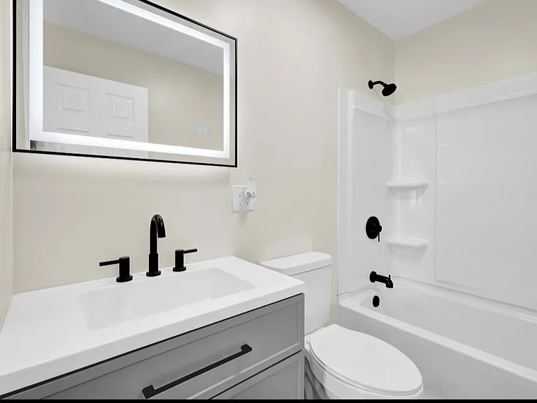2205 S Lombard Ave — Photo 5