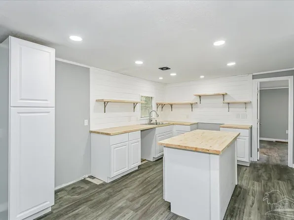 5496 Wales Ave, Pensacola, FL 32526