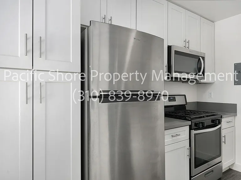 868 West Knoll Apartments — Photo 10