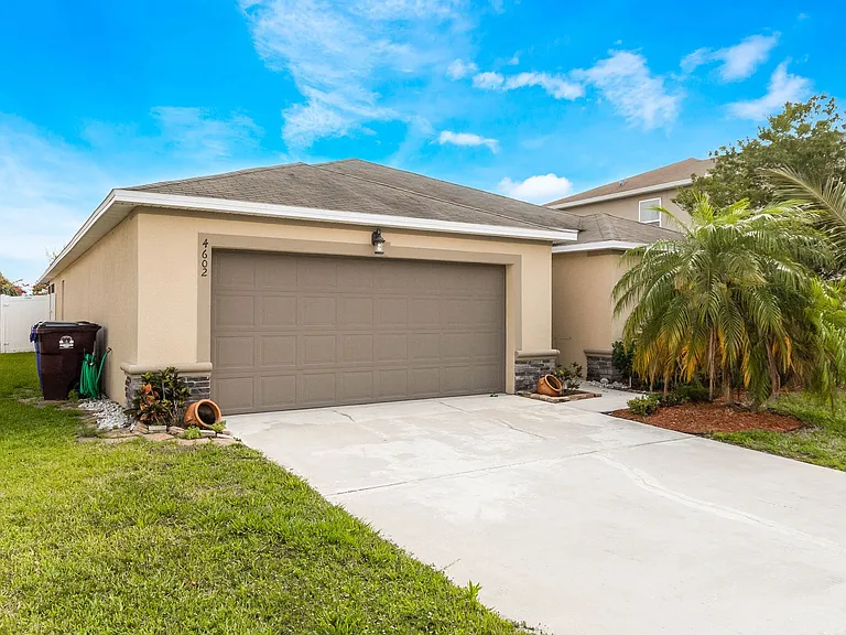 4602 Harvest Row Ln — Photo 2