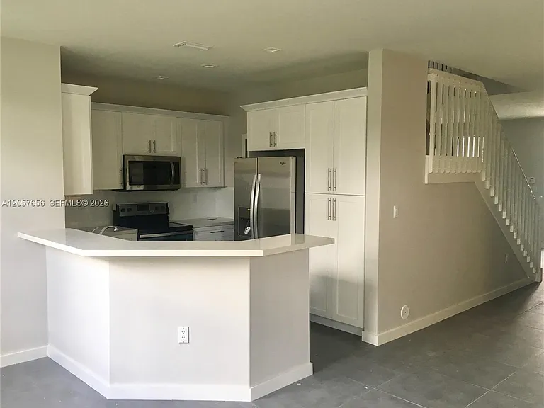 3670 SW 69th Ave — Photo 3