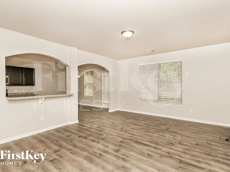 201 Southwind Cir — Photo 4