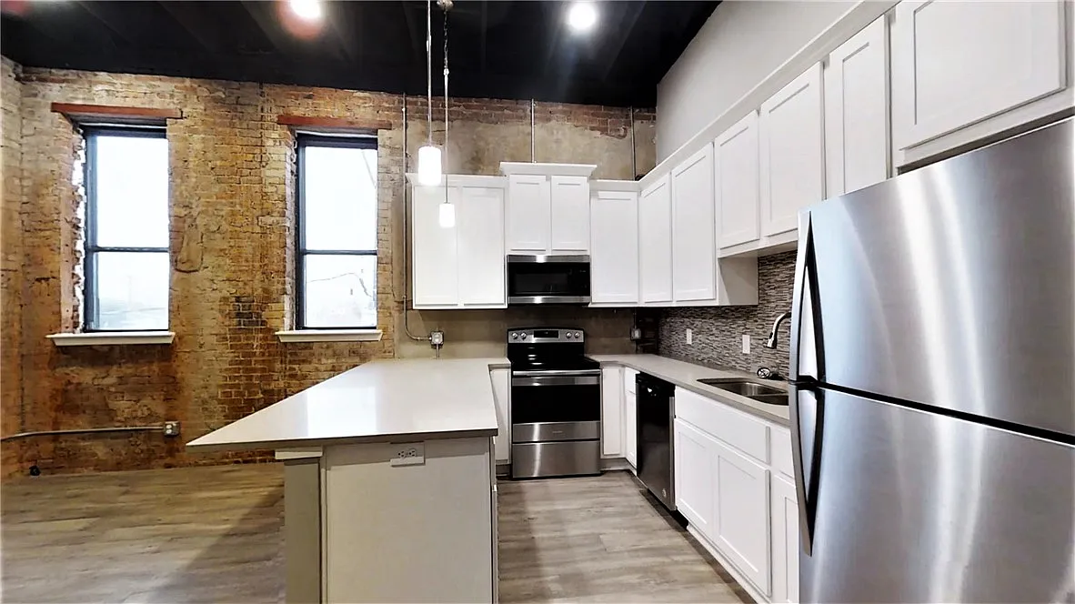 212 N Bryan Ave — Photo 4