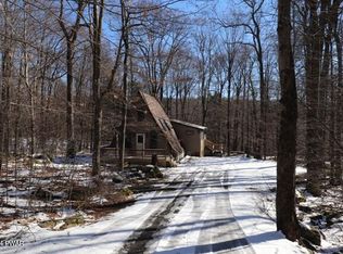 125 Hemlock Ter N, Greentown, PA 18426