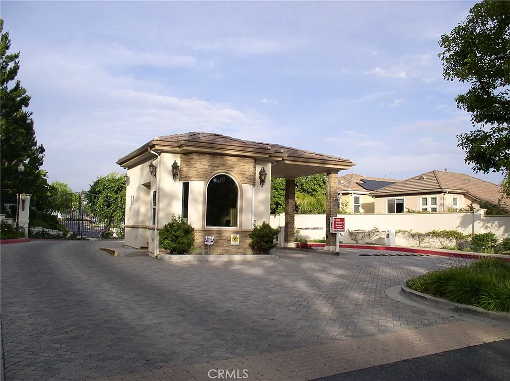 4 bed, 2333 sqft, $5,450 — Photo 3