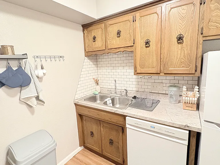 507 W Westview St #16 — Photo 26